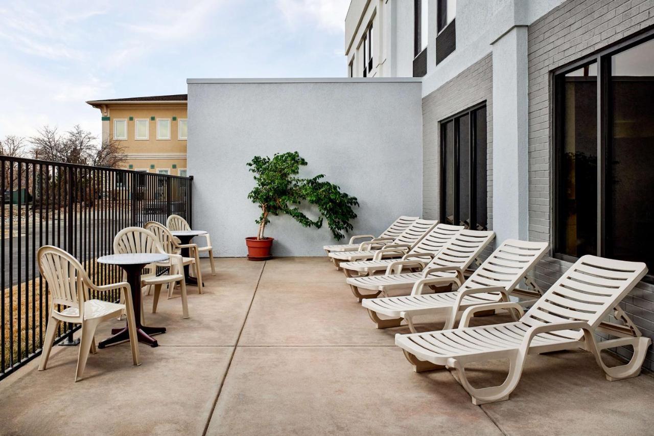 Hampton Inn Longmont Bagian luar foto